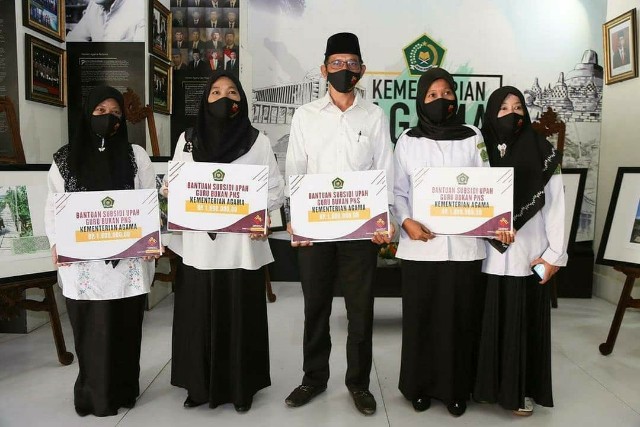 Kemenag Serahkan Bantuan Subsidi Gaji Guru Non-PNS Secara Simbolis Di Hari Guru Nasional | MAN 4 ...